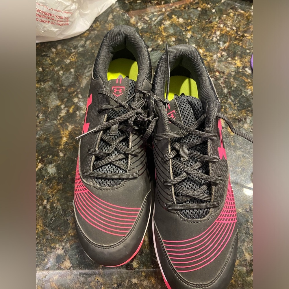 BRAND NEW NEVER WORN WOMENS UNDERARMOR CLEATS. NO BOX